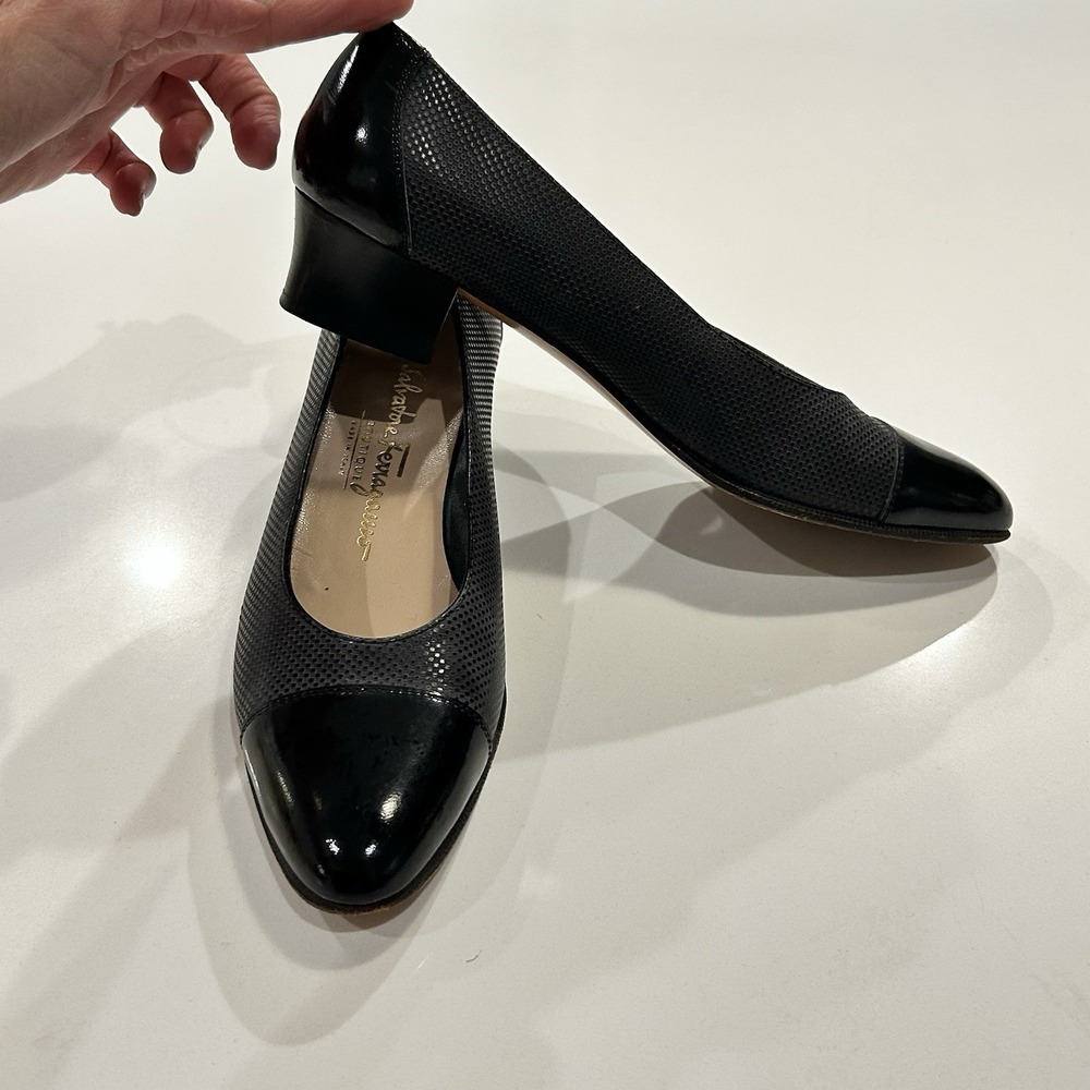 Salvatore Ferragamo Boutique Black Gray Snake Leather Closed Toe Pump Heels 8 AA